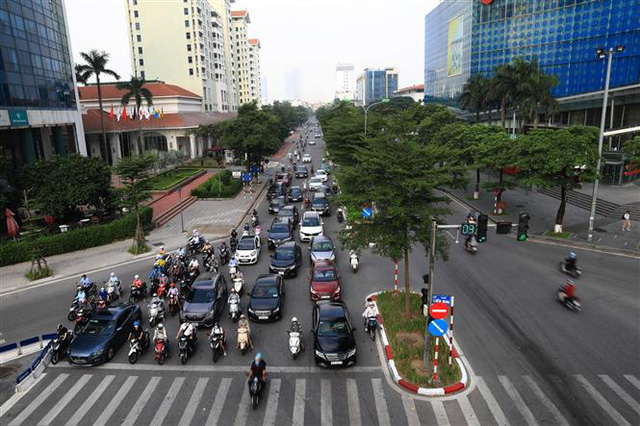 Đường phố Hà Nội đông nghẹt thở ngày đầu nới lỏng giãn cách - Ảnh 1.