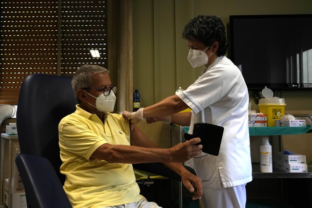 Thái Lan sẵn sàng tiêm vaccine cho học sinh từ 12 tuổi, loài dơi ở Lào mang virus tương tự SARS-CoV-2 - Ảnh 1.