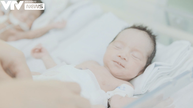 VTV Đặc biệt Ngày con chào đời: Xúc động khoảnh khắc các sinh linh bé nhỏ ra đời nơi tâm dịch - Ảnh 11.
