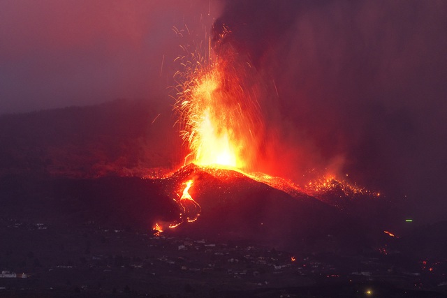 Núi lửa tiếp tục phun trào tại quần đảo Canaria, thêm nhiều người dân phải sơ tán - Ảnh 1.