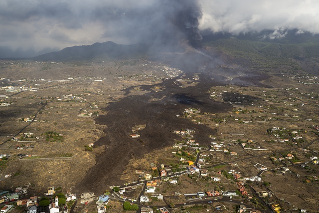 Núi lửa La Palma phun trào: Hàng nghìn người phải sơ tán, nhiều ngôi nhà “mất tích” dưới dòng dung nham - Ảnh 1.