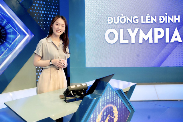 Khánh Vy Đường lên đỉnh Olympia nói giọng Nghệ An, tạo hình trái tim tặng MC Diệp Chi - Ảnh 1.