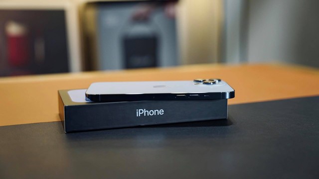 iPhone 13 Pro Max: Màn hình lớn, hệ thống camera tuyệt vời và hiệu năng tựa như máy tính nhỏ gọn trong tay bạn.