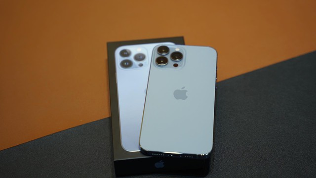Hình ảnh chiếc iPhone 13 Pro Max tại Hà Nội sẽ khiến bạn muốn sở hữu ngay lập tức. Với thiết kế tinh xảo, màu sắc độc đáo và những tính năng đáng kinh ngạc, chiếc điện thoại này thực sự là một siêu phẩm của năm. Đừng bỏ lỡ cơ hội chiêm ngưỡng hình ảnh và đặt mua sản phẩm ngay từ hôm nay.