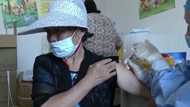 Vaccine - yếu tố quan trọng giúp Trung Quốc khống chế dịch hiệu quả - Ảnh 2.