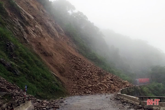 Mưa lớn gây sạt lở nhiều tuyến đường ở Nghệ An, Hà Tĩnh - Ảnh 5.