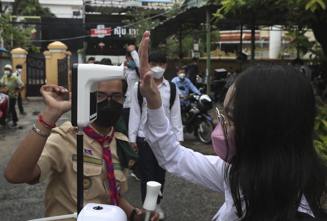 Campuchia đã tiêm vaccine COVID-19 cho 88,98% thiếu niên - Ảnh 1.