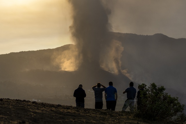 Núi lửa tiếp tục phun trào, sân bay La Palma mở cửa trở lại nhưng vẫn tạm dừng các chuyến bay - Ảnh 1.