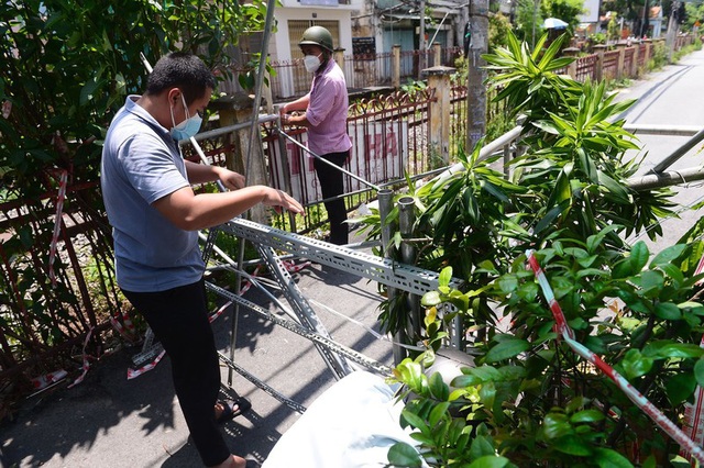 Tháo dỡ hàng trăm rào chắn ở vùng xanh TP Hồ Chí Minh  - Ảnh 1.
