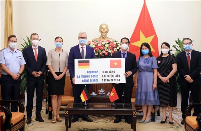 Đức hỗ trợ Việt Nam thêm 2,6 triệu liều vaccine ngừa COVID-19 - Ảnh 1.