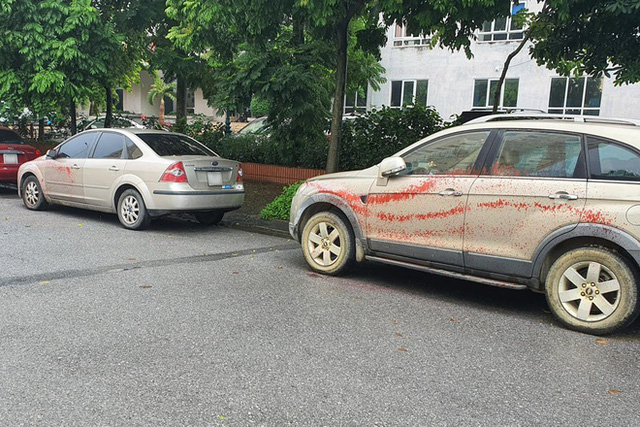 Ô tô bị tạt sơn hàng loạt khi đỗ qua đêm tại một khu đô thị ở Hà Nội - Ảnh 1.