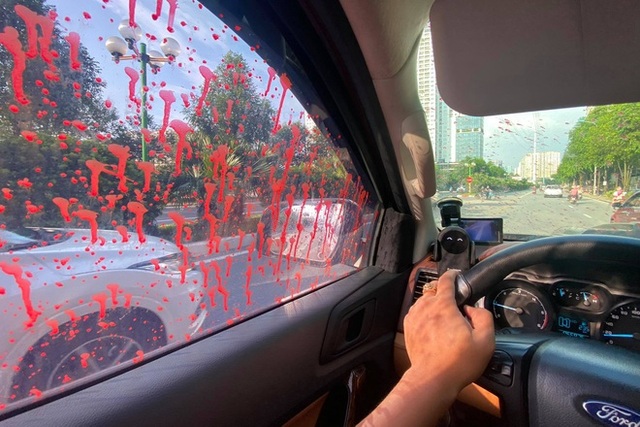 Ô tô bị tạt sơn hàng loạt khi đỗ qua đêm tại một khu đô thị ở Hà Nội - Ảnh 2.
