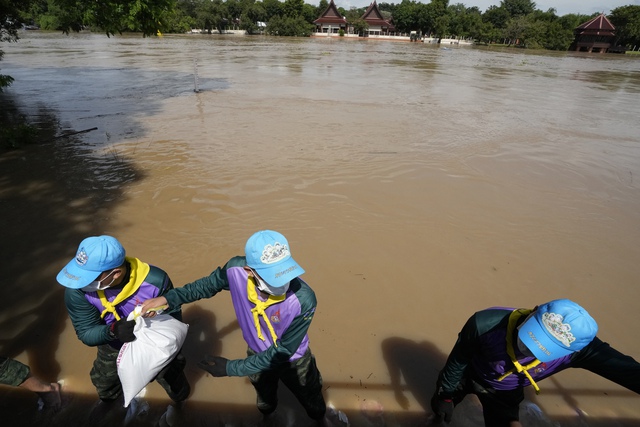 6 người thiệt mạng, 2 người mất tích trong trận lũ lụt do bão nhiệt đới Dianmu ở Thái Lan - Ảnh 3.
