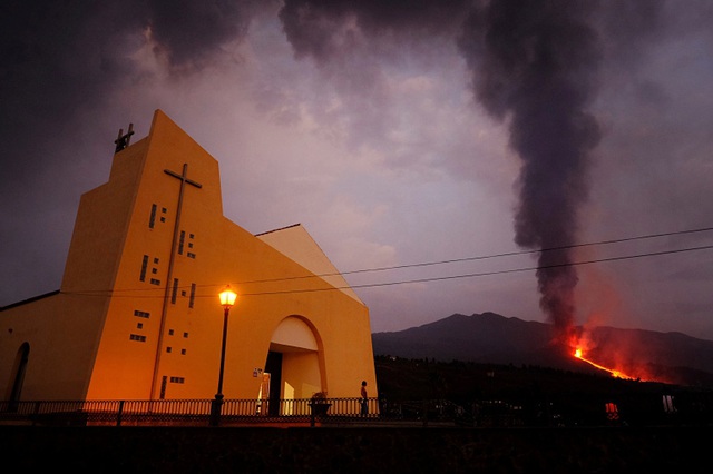Sau 9 ngày phun trào, dung nham núi lửa tại La Palma bắt đầu tràn ra biển - Ảnh 1.