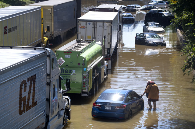 Bão Ida khiến đường phố New York ngập trong nước, ít nhất 40 người ở 8 bang thiệt mạng  - Ảnh 1.