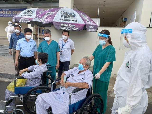 18 bệnh nhân nặng tại Bệnh viện Hồi sức COVID-19 TP. Hồ Chí Minh được xuất viện - Ảnh 1.