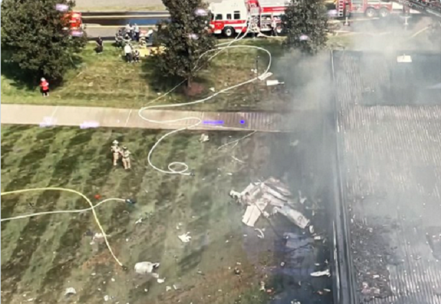 Máy bay lao vào tòa nhà và bốc cháy ở Connecticut, 4 người tử vong - Ảnh 1.