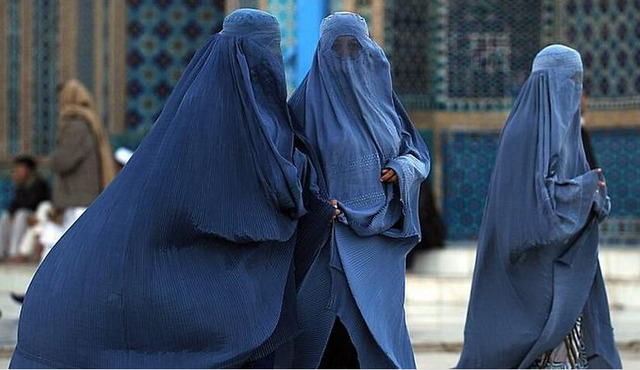 Doanh số burqa tăng vọt sau khi Taliban lên nắm quyền tại Afghanistan - Ảnh 1.