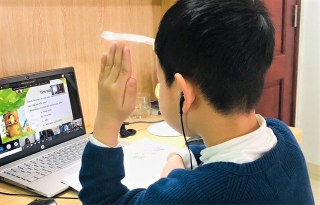 Hàng chục ngàn học sinh thiếu thiết bị học trực tuyến, TP Hồ Chí Minh tính nhiều giải pháp hỗ trợ - Ảnh 2.