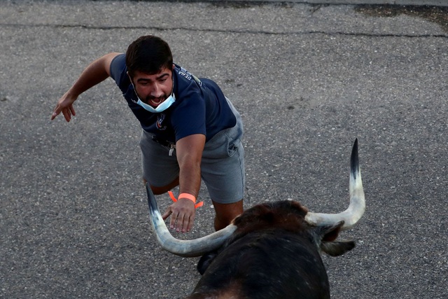 Lễ hội chạy đua bò tót lần đầu quay lại sau đại dịch ở Tây Ban Nha - Ảnh 1.