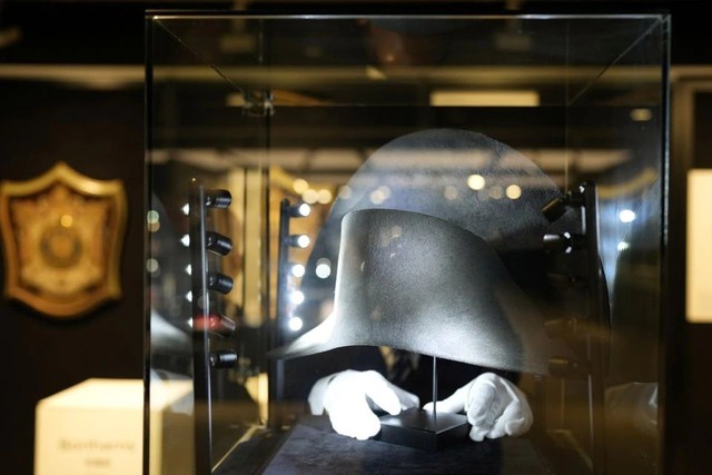 Đấu giá chiếc mũ của Hoàng đế Napoleon được xác định nhờ công nghệ ADN - Ảnh 1.