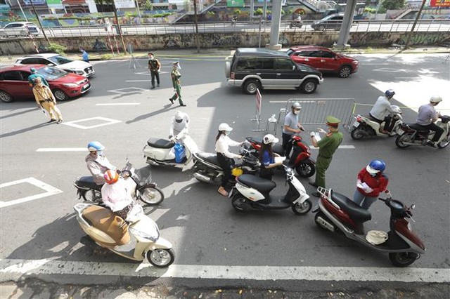 Giấy đi đường ở Hà Nội: Thành phố sẽ lắng nghe và điều chỉnh - Ảnh 2.