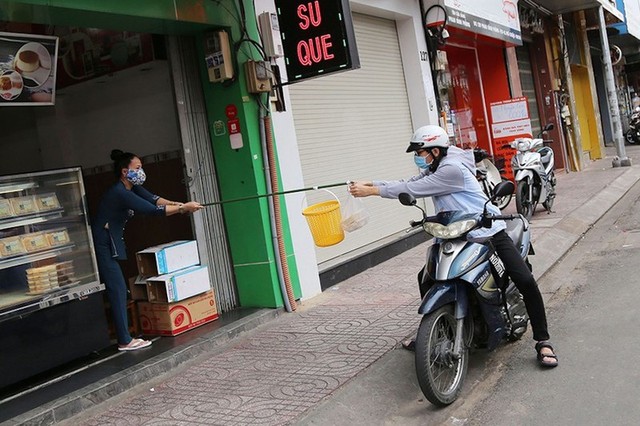 TP Hồ Chí Minh cho phép mở lại dịch vụ ăn uống, chỉ bán mang đi - Ảnh 1.