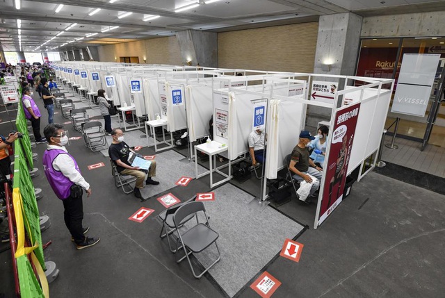 Nhật Bản gia hạn tình trạng khẩn cấp và kéo dài hoạt động của trung tâm tiêm chủng quy mô lớn - Ảnh 1.
