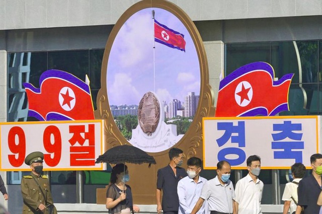 Triều Tiên duyệt binh kỷ niệm ngày Quốc khánh trong đêm - Ảnh 1.