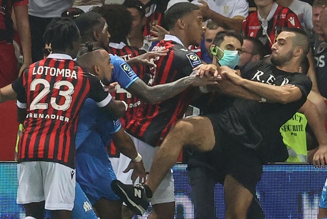 BTC Ligue 1 đưa ra án phạt cho vụ bạo loạn giữa Nice - Marseille - Ảnh 1.