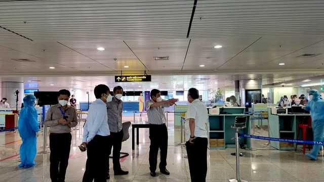 Ngày đầu áp dụng quy trình mới về giám sát, quản lý, cách ly y tế đối với người nhập cảnh tại sân bay Tân Sơn Nhất - Ảnh 1.