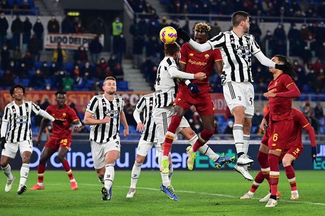 Ghi 3 bàn trong 7 phút, Juventus ngược dòng kịch tính trước AS Roma - Ảnh 1.