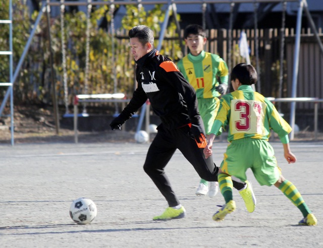 Cầu thủ già nhất thế giới Kazuyoshi Miura tiếp tục thi đấu ở tuổi 54 - Ảnh 2.