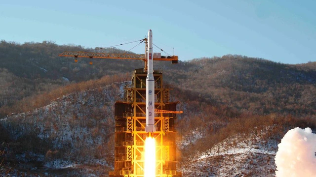 Mỹ áp đặt lệnh trừng phạt đầu tiên đối với chương trình vũ khí của Triều Tiên sau các vụ thử tên lửa - Ảnh 1.