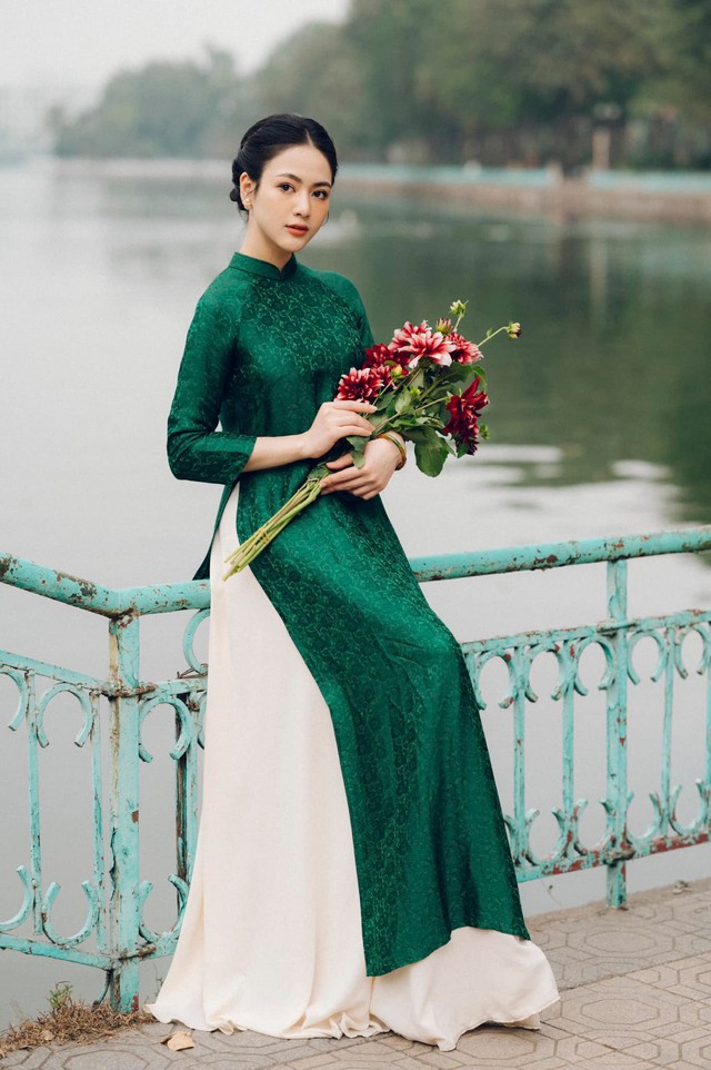 Việt Hoa khoe vẻ đẹp đằm thắm khi diện áo dài xưa - Ảnh 1.