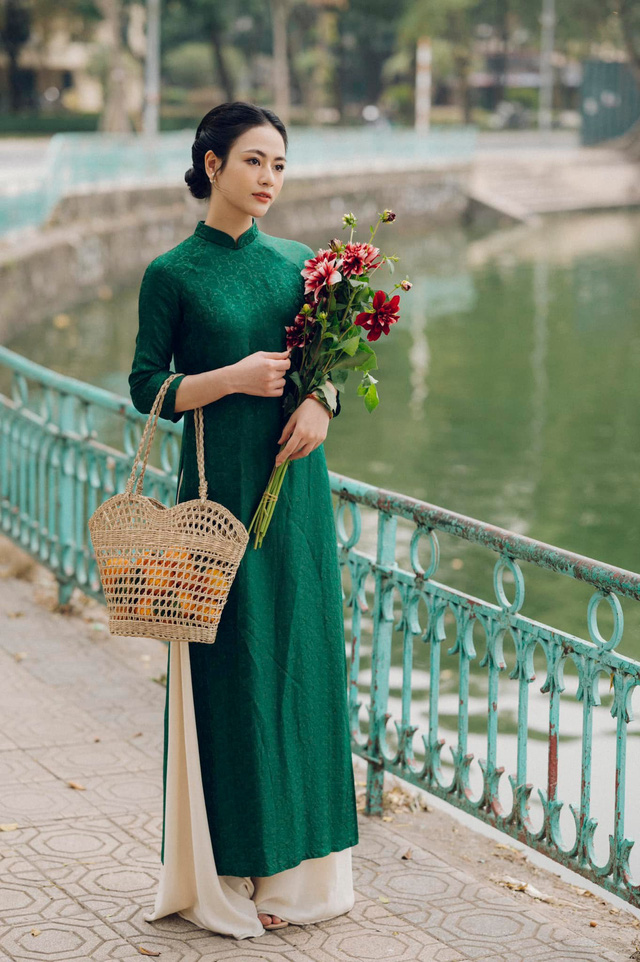 Việt Hoa khoe vẻ đẹp đằm thắm khi diện áo dài xưa - Ảnh 7.