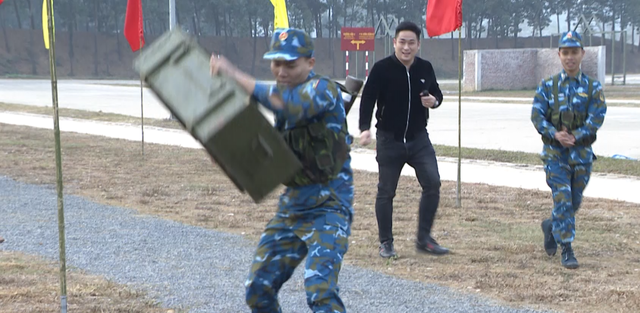 Diễn viên Minh Tiệp bất ngờ trước tài năng của các chiến sĩ Trung đoàn Tên lửa - Ảnh 1.