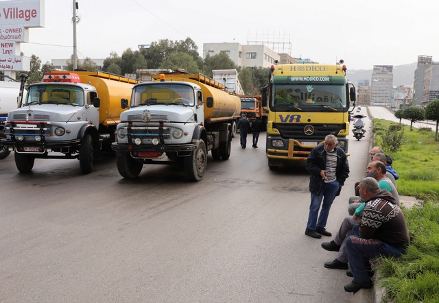 Người biểu tình chặn đường ở Lebanon để phản đối suy thoái kinh tế, giá cả tăng vọt - Ảnh 1.