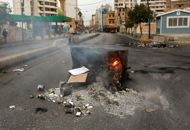 Người biểu tình chặn đường ở Lebanon để phản đối suy thoái kinh tế, giá cả tăng vọt - Ảnh 6.