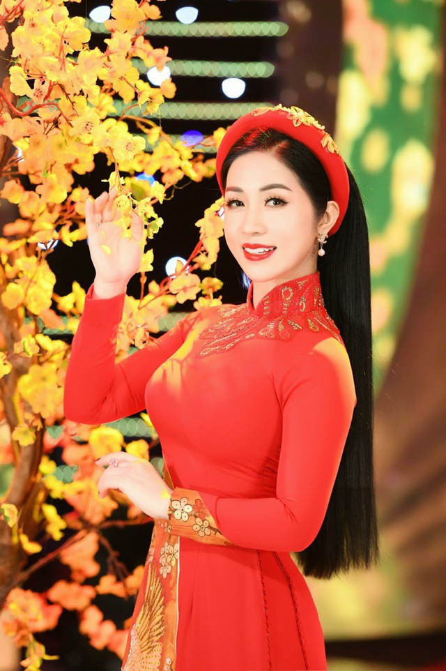 Phương Nga is a name that has become synonymous with beauty, grace, and elegance. As we celebrate Tet and all its traditions, let us also appreciate the incredible talent and artistry of this Vietnamese beauty. Come take a look at the image and be inspired by her charm and poise.