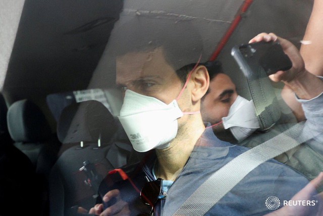 Djokovic lên máy bay rời Australia sau phán quyết của toà án - Ảnh 2.