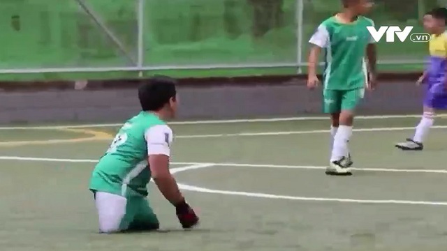 Cậu bé khuyết tật cả hai chân vẫn mê đá bóng - Ảnh 1.
