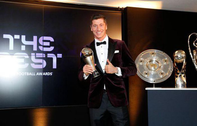 FIFA The Best 2021 đã đến, ai sẽ là người tiếp nhận danh hiệu này? Liệu có phải Messi, Ronaldo hay Lewandowski... hay ai khác? Hãy bầu cho đối tượng mình yêu thích để ủng hộ và cùng chờ đợi những phút giây hạnh phúc khi tên cầu thủ được tuyên bố trên sân khấu.