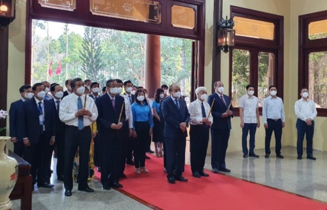 Chủ tịch nước Nguyễn Xuân Phúc dâng hương tưởng nhớ Chủ tịch Tôn Đức Thắng - Ảnh 1.