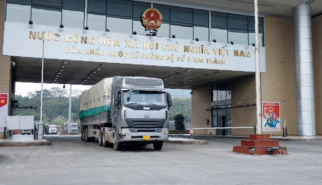 Xuất nhập khẩu qua cửa khẩu Lào Cai nhộn nhịp ngày đầu năm mới - Ảnh 1.