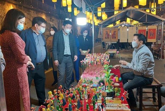 Hà Nội: Mở cửa chợ hoa truyền thống Hàng Lược và không gian bích họa phố Phùng Hưng - Ảnh 1.