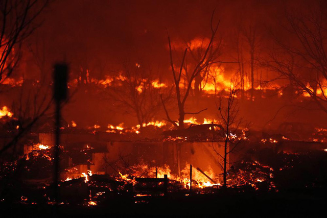 Mỹ: Cháy rừng nghiêm trọng ở California khiến cư dân phải sơ tán, đường cao tốc đóng cửa - Ảnh 1.