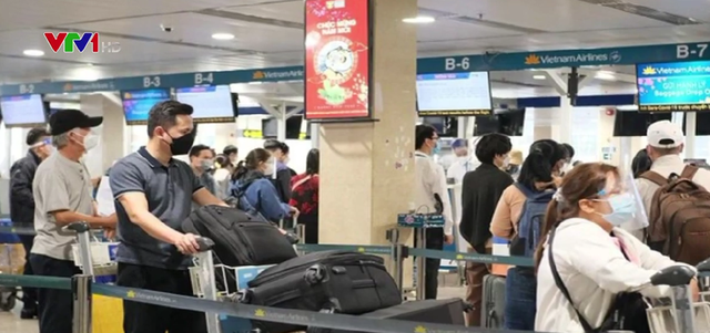 Lượng khách đến sân bay Tân Sơn Nhất tăng đột biến - Ảnh 1.