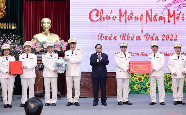 Thủ tướng Phạm Minh Chính thăm, chúc Tết nhân dân, chiến sĩ tỉnh Thanh Hóa - Ảnh 2.