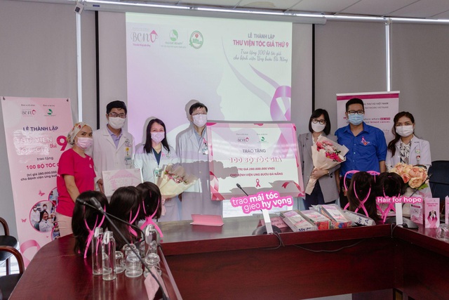 Thẩm mỹ Thu Cúc trao tặng tóc cho bệnh nhân ung thư tại Bệnh viện Ung bướu Đà Nẵng - Ảnh 1.